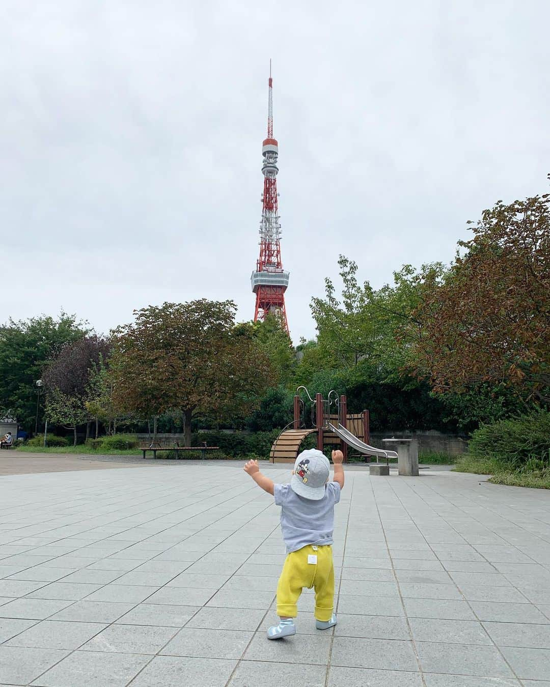 清澤恵美子さんのインスタグラム写真 - (清澤恵美子Instagram)「いつも泥まみれになってももういいやと思って何も思わないけれど、この日は頂きものの素敵なお洋服がどうしても汚れるのが嫌で思いついたのは服を裏返しにして遊ばせること。笑　 毎日元気でなりより！！！ 普段は @uniqlo 390円🩳」10月2日 1時11分 - kiyosawaemiko