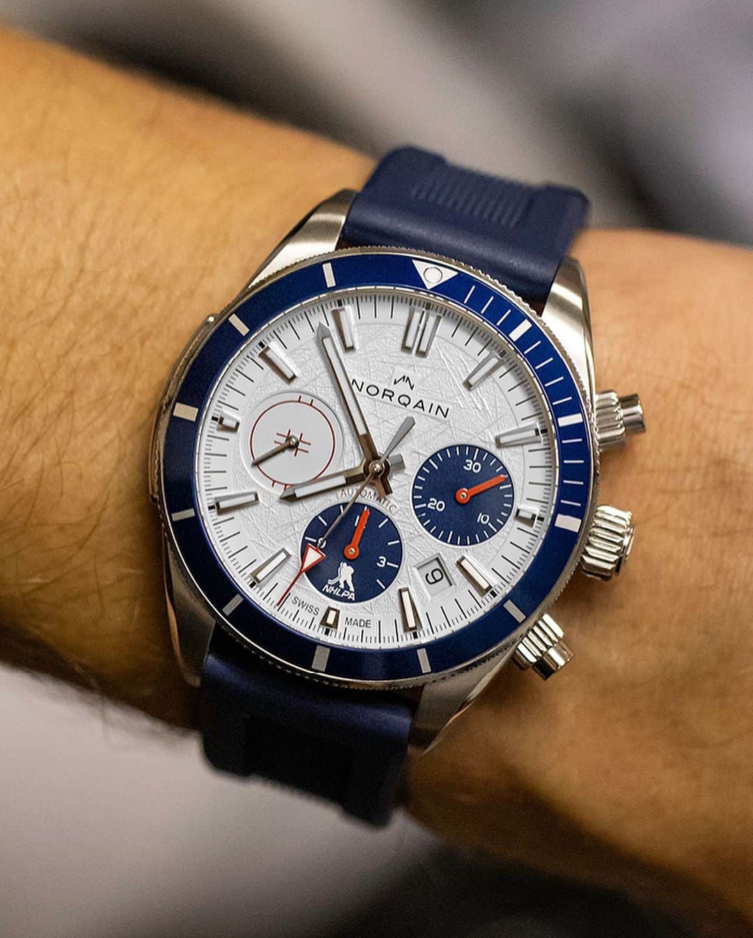 Daily Watchさんのインスタグラム写真 - (Daily WatchInstagram)「The brand new @Norqain Adventure Sport Chrono NHLPA. A limited edition of 500 pieces that features unique design details that hint at the speed and thrill of professional ice hockey. It’s made by Norqain to honor their strategic partnership with the National Hockey League Player’s Association @nhlpa 🏒 #Norqain #NHLPA #Norqainer #NHL」10月2日 1時12分 - dailywatch