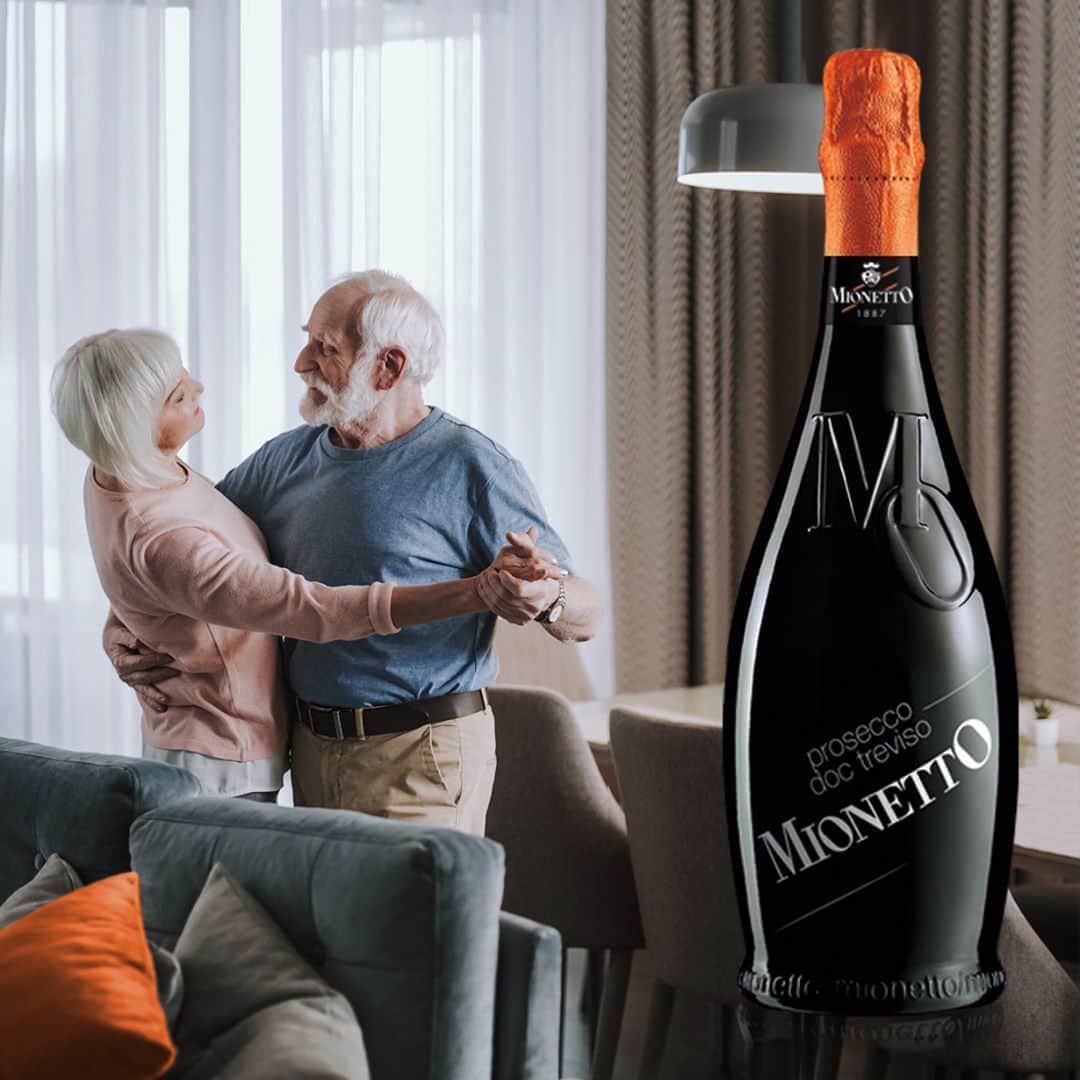 Mionetto Proseccoのインスタグラム：「Un brindisi a tutti i nonni; fonte preziosa di consigli, sostegno e affetto! 🧡⁣ #festadeinonni #mionettoprosecco #mionettoinsieme⁣ Bevi Mionetto responsabilmente」