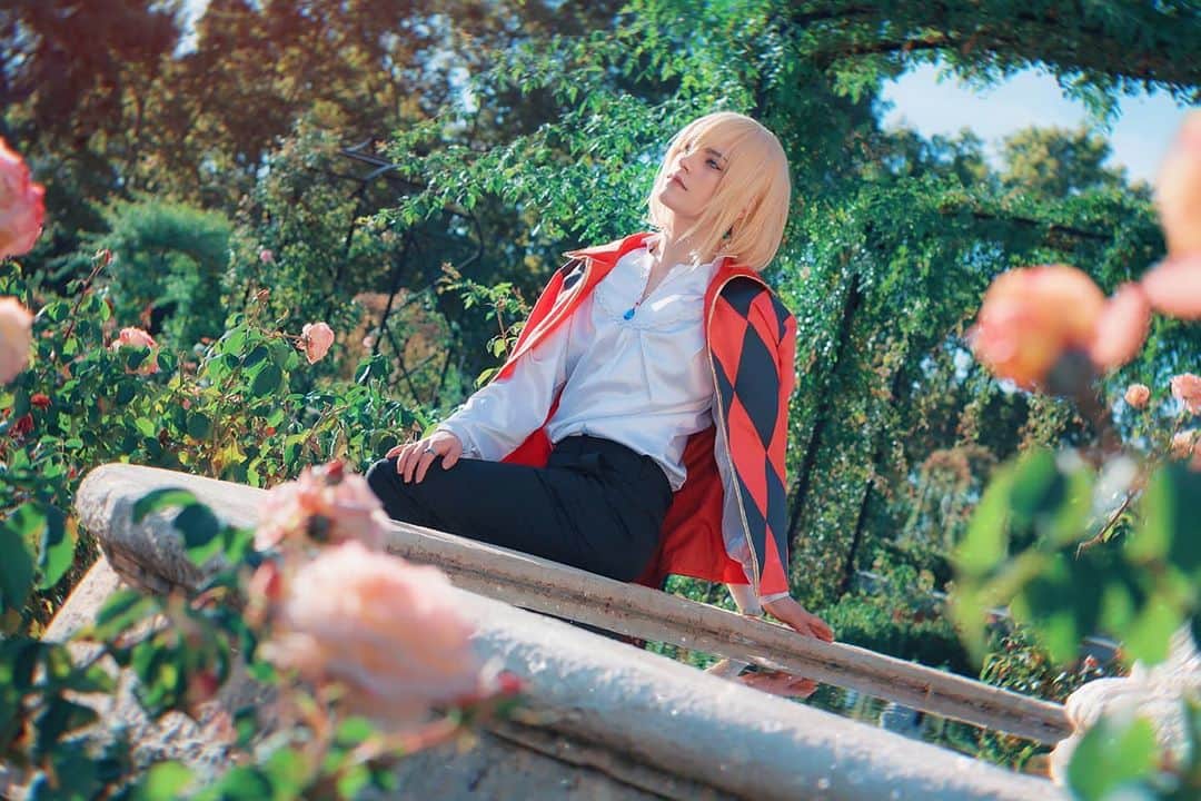Geheさんのインスタグラム写真 - (GeheInstagram)「🌺*sits and poses melancholically*🌺 I was so lucky the park was so empty this early on the morning! We had the rose garden for ourselves and got very beautiful lighting ✨   but remember! If you are taking cosplay photos outside, keep your social distance and follow the sanitary recommendations!   👕 This cosplay, wig and accessories are sponsored from @ezcosplay  #HowlsMovingCastle #howlcosplay #cosplay  📷Photo by: @reinoharu.ph」10月2日 1時14分 - geheichou