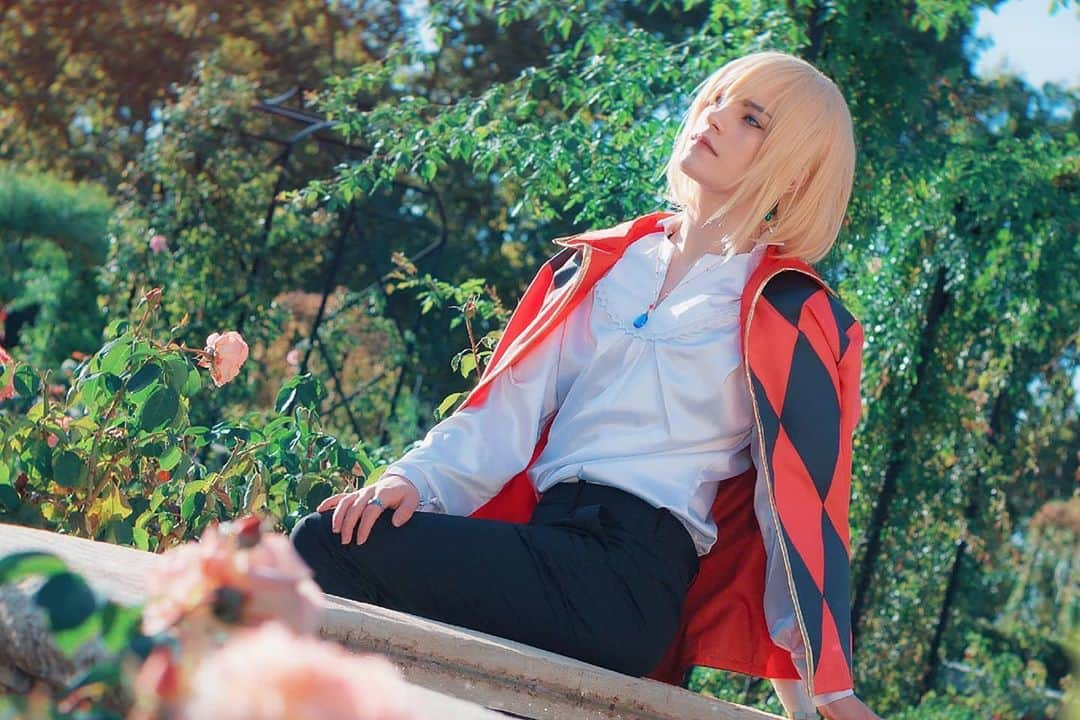 Geheさんのインスタグラム写真 - (GeheInstagram)「🌺*sits and poses melancholically*🌺 I was so lucky the park was so empty this early on the morning! We had the rose garden for ourselves and got very beautiful lighting ✨   but remember! If you are taking cosplay photos outside, keep your social distance and follow the sanitary recommendations!   👕 This cosplay, wig and accessories are sponsored from @ezcosplay  #HowlsMovingCastle #howlcosplay #cosplay  📷Photo by: @reinoharu.ph」10月2日 1時14分 - geheichou