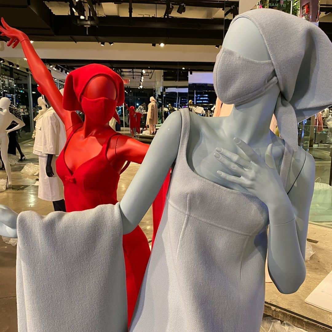 マーク・ジェイコブスさんのインスタグラム写真 - (マーク・ジェイコブスInstagram)「About last night. Installing mannequins at MARC JACOBS MADISON. RUNWAY FALL 2020 MARC JACOBS. #moretocome #i♥️myteam #quality #luxury #polish #finish #masktomatch #thisishowwedoit」10月2日 1時15分 - themarcjacobs