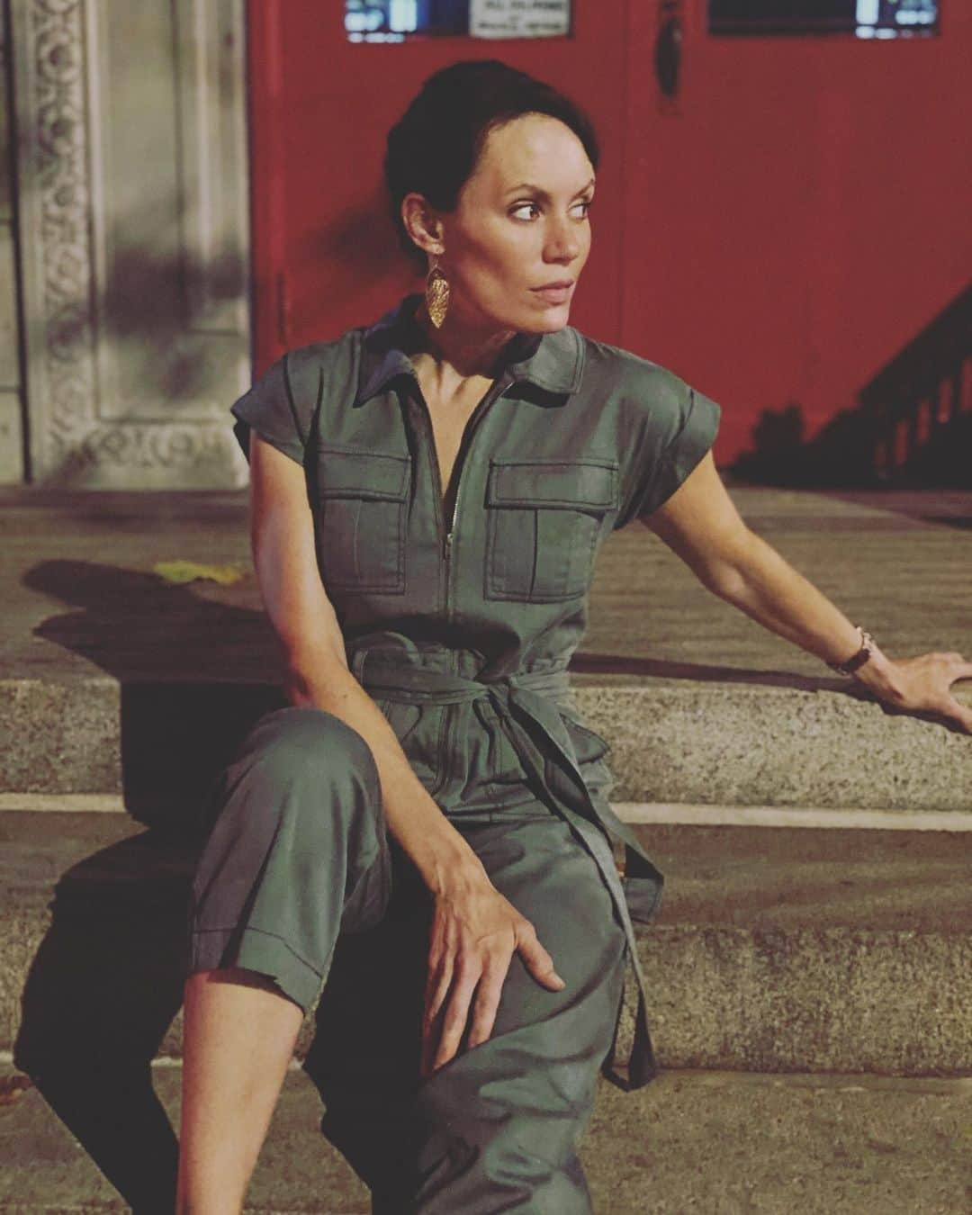 エミリー・スワローさんのインスタグラム写真 - (エミリー・スワローInstagram)「Definitely in a New York State of mind on my last night out in the city for awhile, and my  #NowGenxKohls jumpsuit was perfect for the occasion. (It also helps to have a husband who is willing to photograph you posing on random strangers’ front stoops). P.S. Can I take this moment to comment yet again on how my #spnfamily continually inspires me with their creative endeavors?  This clothing line is perfection, @nowandgen ! 👗 👖 👚 * 📸: @chadkimball76」10月2日 1時15分 - bigeswallz