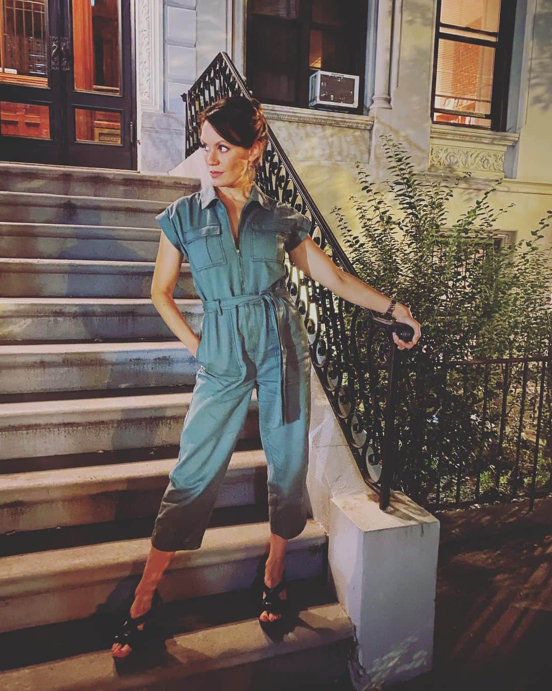 エミリー・スワローのインスタグラム：「Definitely in a New York State of mind on my last night out in the city for awhile, and my  #NowGenxKohls jumpsuit was perfect for the occasion. (It also helps to have a husband who is willing to photograph you posing on random strangers’ front stoops). P.S. Can I take this moment to comment yet again on how my #spnfamily continually inspires me with their creative endeavors?  This clothing line is perfection, @nowandgen ! 👗 👖 👚 * 📸: @chadkimball76」