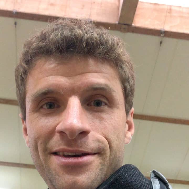 トーマス・ミュラーのインスタグラム：「Europe’s best coach of the year was Hansi Flick 🤩🤩🤩 Thank you Hansi - you did a great job #almostforgotit 🙈」