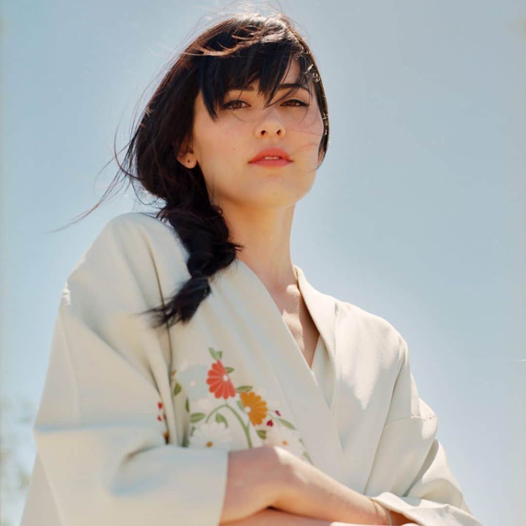 プリシラ・アーンのインスタグラム：「I’m performing a FB Live show on Japan Foundation Los Angeles’ FB page @jflalc this coming Monday at 12:30pm PST.  I’ll be playing 30 minutes of originals and some of my favorite songs in Japanese!   This is for a series called “Cheer Up Mondays!” — I think we could all use a little more cheering up these days!! Hopefully see you there! 🌏 🌈   📷 @chloeaftel 💗 Hair & Makeup @cescadarling」