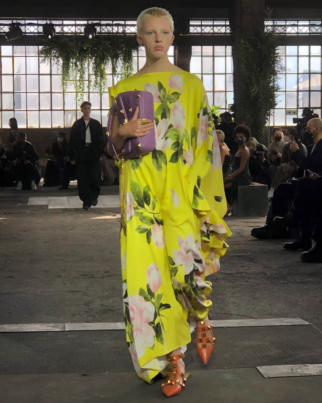Fashion Weekのインスタグラム：「Spring it on 💮 Swipe to see some of the looks from @maisonvalentino's Spring 2021 collection, presented at #MFW. Photos by @gettyimages」