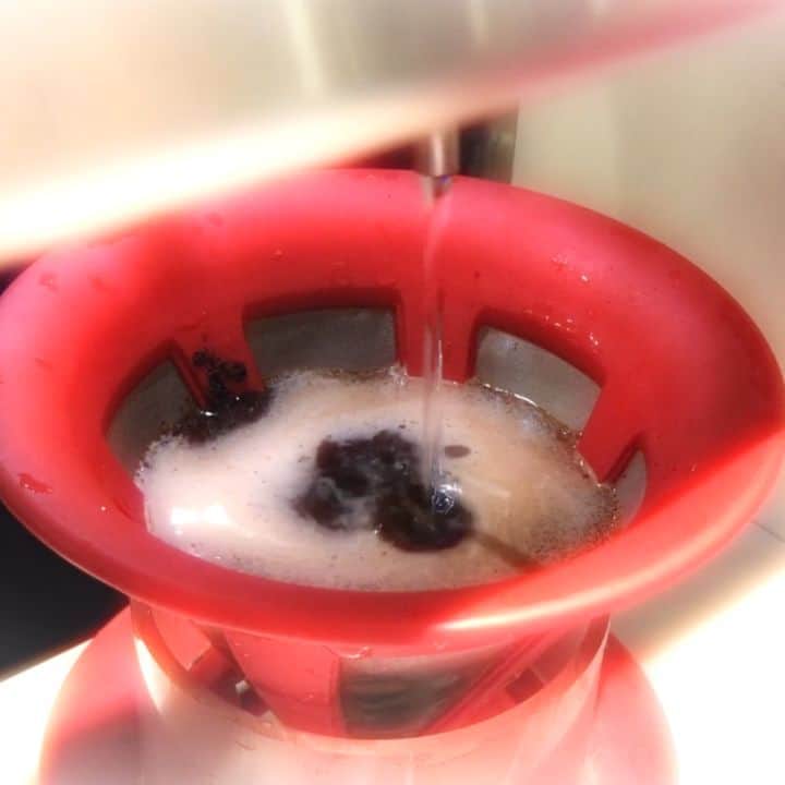 Ami Yamato（ヤマトアミ）のインスタグラム：「Some coffee porn for you on #InternationalCoffeeDay 🔊 (Full video on my YT channel) ☕ . . . . . #coffee #coffeelover #coffeeporn #dripcoffee #tokyo #caffeine #robot #coffeeaddict #shibuya #robot #robotcafe #tokyo #coffeeaddiction #coffeeholic」