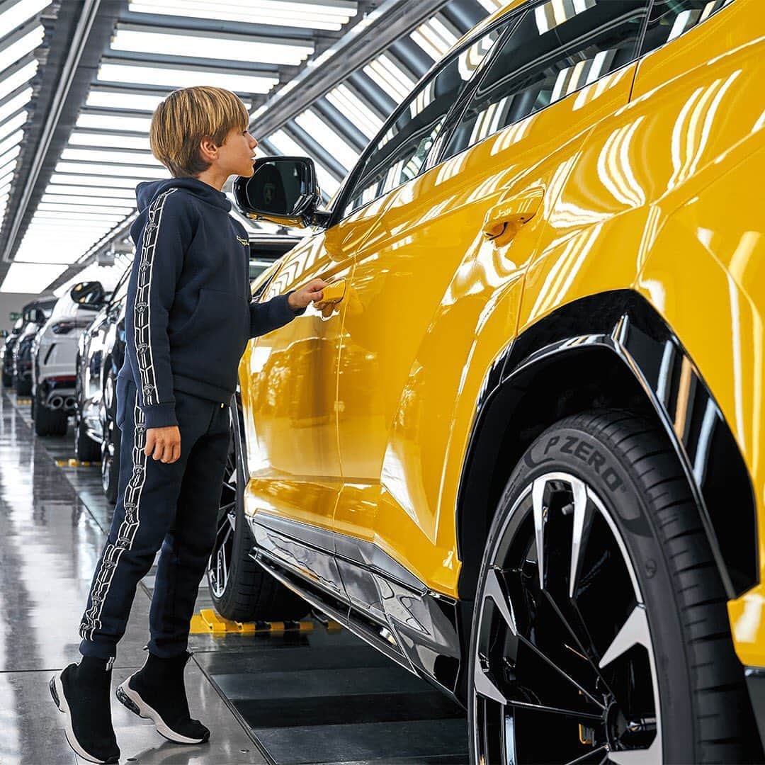 ランボルギーニのインスタグラム：「Imagination will take you far. Get there in style.  In collaboration with KABOOKI, we are proud to release the Automobili Lamborghini kidswear Fall/Winter 2020 collection. This range clearly interprets our brand DNA and aims to give the youth a taste of the aspirational, world-famous automotive company. Check it out.  #Lamborghini #LamborghiniStyle」