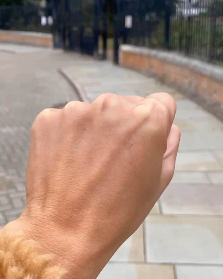 オリー・マーズのインスタグラム：「.... find out tomorrow 👀🤪👌🏻」
