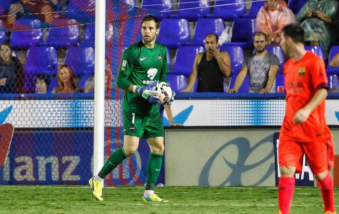 ヘスス・フェルナンデス・コラードのインスタグラム：「#throwbackthursday#memories#tbt🔙📸 #levante#fcbarcelona#2014#picoftheday#instamood#football#goalkeeper」