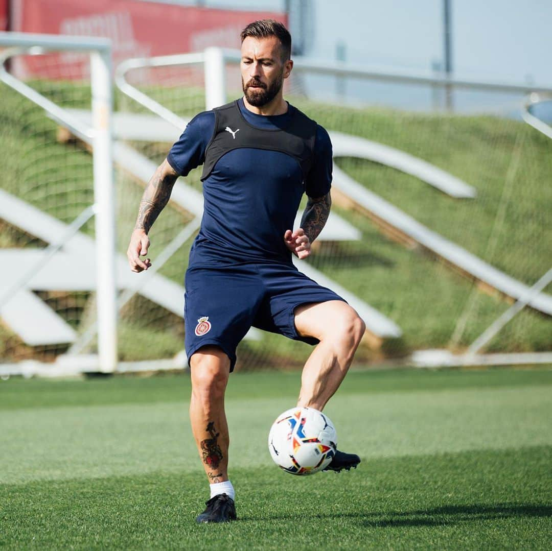 アントニオ・ルナのインスタグラム：「Con total ilusión y ganas de aportar mi granito de arena para ayudar a conseguir los objetivos. Gracias al @gironafc por la oportunidad.  El comienzo de lo que estoy seguro será una bonita etapa. Gracias a todos por la bienvenida 💪🏻⚪️🔴」