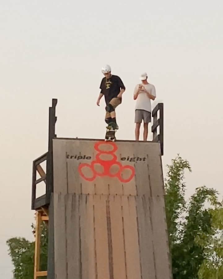 ジェイク・イラーディのインスタグラム：「Getting vertical 🤪 Thanks @elliotsloan for the sesh!」