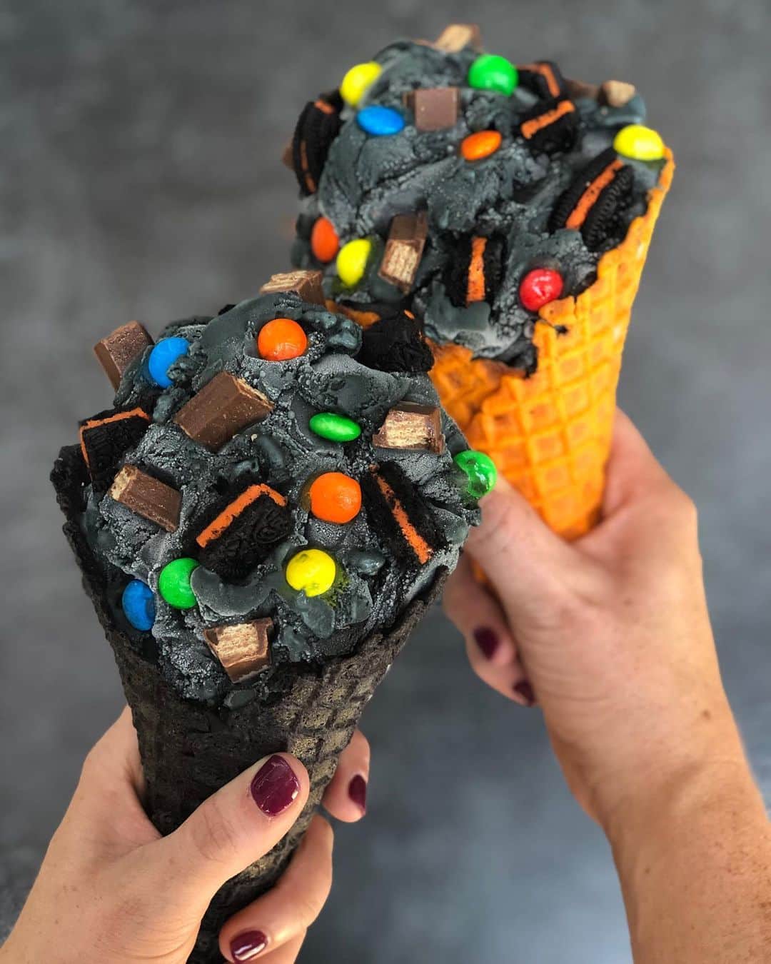 のインスタグラム：「It's baaaaaaaaaaaaack! 👻 This month only, we're turning our original Cake Batter Ice Cream™ pitch black. Get your hands on our Treat or Treat™ Creation™ in a black or orange waffle cone before it's gone! 🦇🎃」