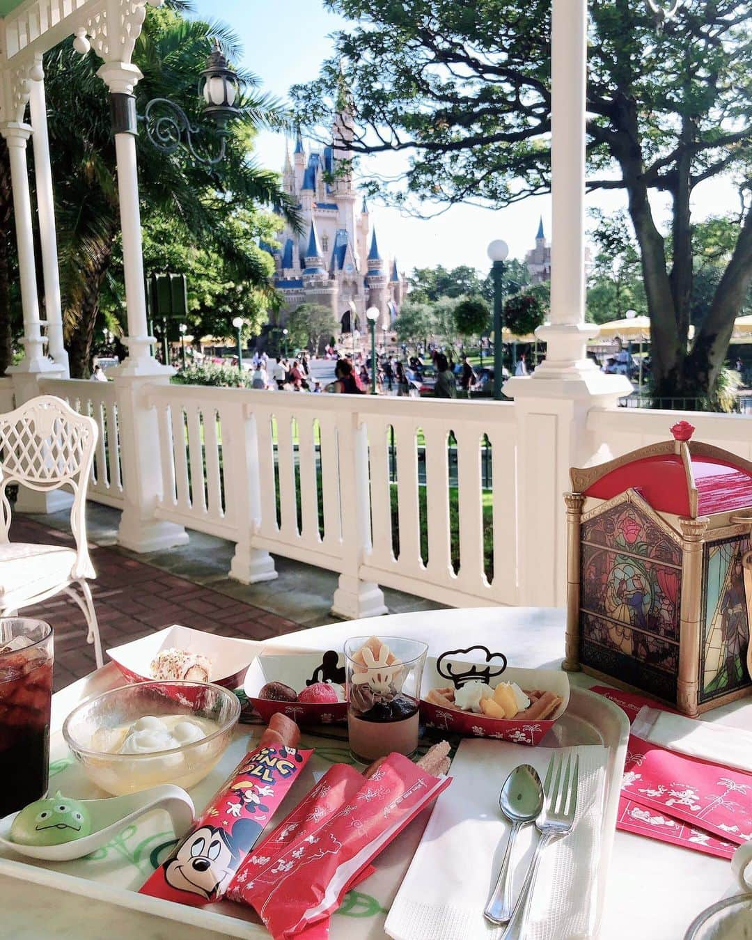 瀧田彩のインスタグラム：「クリスタルパレス・レストランで8月からはじまったスイーツビュッフェ🍰✨﻿ ﻿ ちょうどパレードが始まるときにテラス席に入ることができました💗﻿ ﻿ パーク内で人気の 「ミッキーチュロス」や「リトルグリーンまん」など少しずついろんなスイーツを試せるのが良かった😍﻿ ﻿ 「寿司ロール」やピザ味の「スプリングロール」など、甘くない食べものがあったのも👍✨ ﻿ パレードは幻の『ベリー・ベリー・ミニー！』Ver.の最終回を見ることができました🎀﻿✨ かわいかった〜😭💕💕﻿ ﻿ ﻿ #スイートタイムセレクション #クリスタルパレスレストラン #ベリーベリーミニー #veryveryminnie」