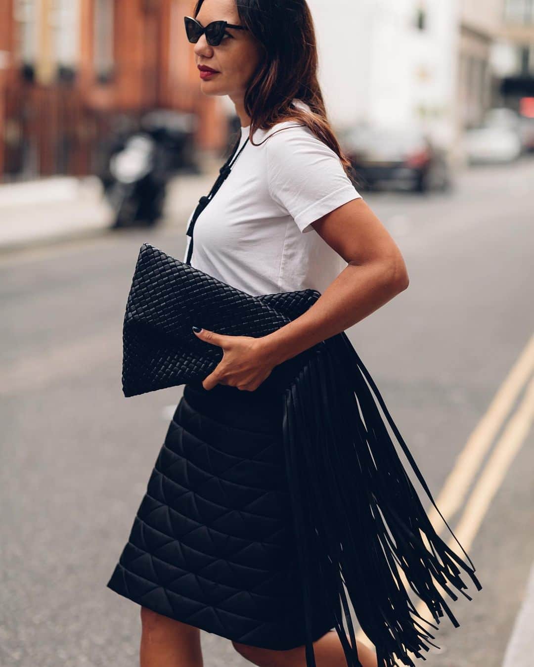 Harrodsさんのインスタグラム写真 - (HarrodsInstagram)「How does a fashion director elevate a classic white tee? With talking-point accessories, such as @bottegaveneta’s BV Fringe Crisscross clutch – as seen on @lydsking.  Find #BottegaVeneta in Luxury Accessories on the Ground Floor.  Photographer: @moeez  #Harrods #HarrodsFashion #PFW」10月2日 1時47分 - harrods