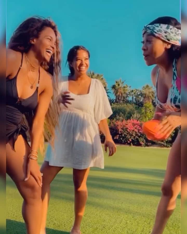 のインスタグラム：「Danger Danger 🤣🥰🏈 @nataliabryant @vanessabryant @lala」