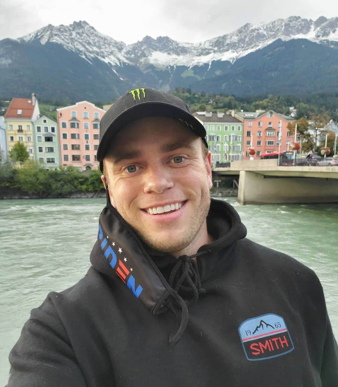 ガス・ケンワージーのインスタグラム：「It's my 29th birthday today and I feel very lucky to be spending it in this beautiful place. I arrived in Austria two days ago (I had to have an invitation to come into the country along with a negative COVID test prior to arrival) and I'm here doing an intensive 10 day fitness camp before heading to Switzerland to get back on skis for the first time since my knee surgery a few months ago. I was a bit nervous to travel internationally at the moment but there is less than a year-and-a-half until the 2022 Winter Olympics and our qualifying events begin in two months 😱 so I really couldn't miss this important opportunity to test out my knee and get back to training. Thank you all in advance for the birthday wishes. Vote for Biden! ✌🏼💕🥰」