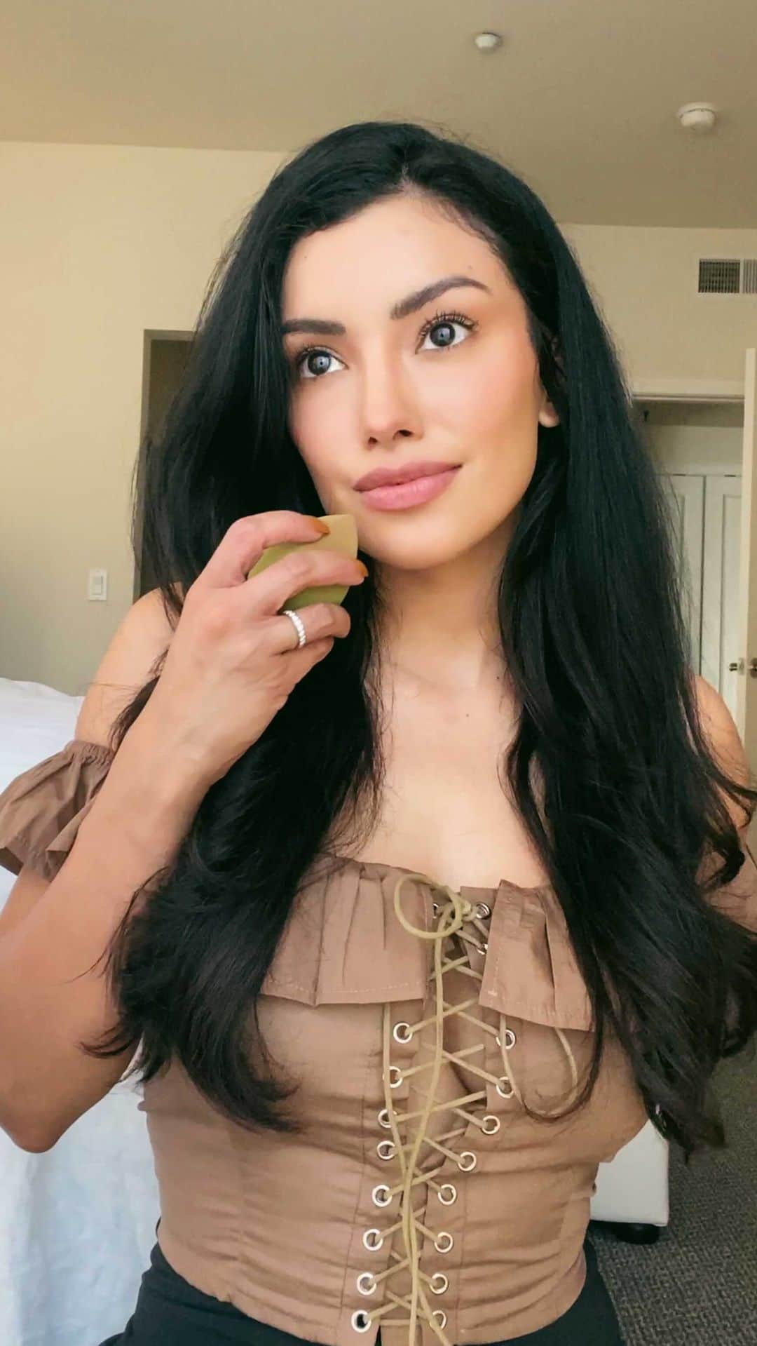 ゼリカ・シルバーのインスタグラム：「The older I get the less makeup I wear. This is my go-to look for a simple no make-up look. I love my skin thanks for Retinol and niacinamide. What is the one makeup product you can’t currently live without?  Makeup Sponges: @spongeologie  Foundation: @esteelauder  Primer & powder: @byterryofficial  Blush: @narsissist  Concealer: @bareminerals  Brow Gel: @maybelline  Eyeshadow: @toofaced  Lips: @buxomcosmetics」
