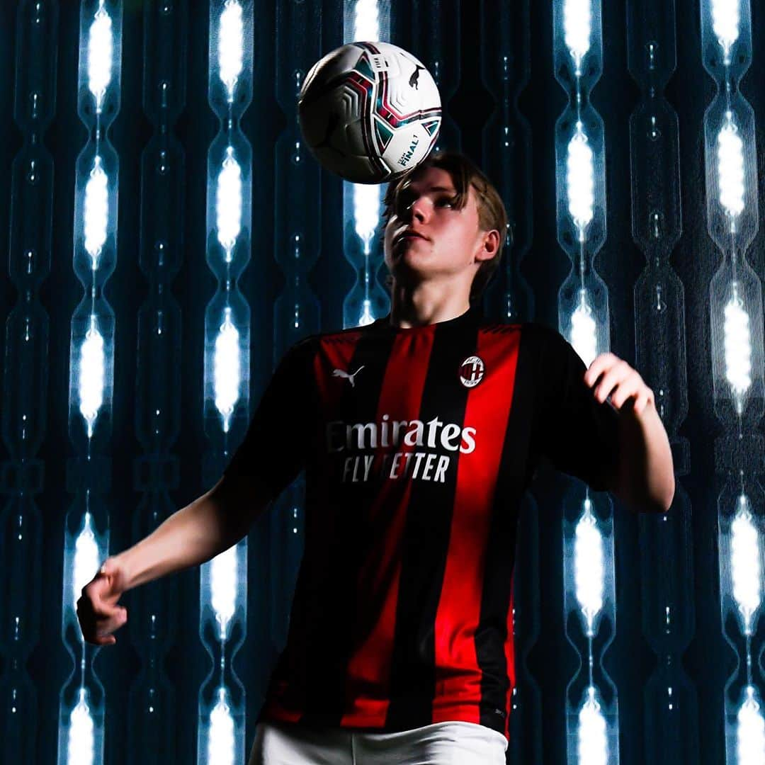 ACミランさんのインスタグラム写真 - (ACミランInstagram)「📸 Behind the scenes 📸  Exploring a whole new world 🤩  #ReadyToUnleash #SempreMilan」10月2日 2時01分 - acmilan