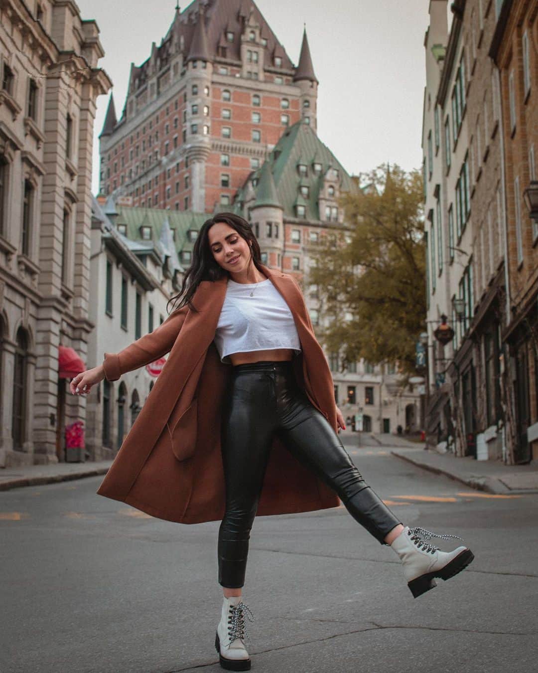 のインスタグラム：「Cuando las cosas cambian dentro de ti, todo lo de tu alrededor también cambia. ➵ Jamás imaginé que iba a estar más de 6 meses en Canadá. No voy a negar que al principio la incertidumbre presente en mi vida me hizo sentir abrumada, triste y asustada. Un día desperté y decidí convertir ese miedo a lo desconocido en fuerza. Me fui a la provincia de Quebec sin conocer nada y por más que fue un camino difícil, terminó convirtiéndose en una experiencia inolvidable donde logré sentirme casi como una local y hasta hice muchos amigos que se han convertido en una parte importante en mi vida. Les cuento esto porque me parece increíble ver donde estoy ahora y compararlo con cómo estaba hace un par de meses. Claro que tengo mis días malos pero ahora soy consciente de que pasarán y siempre habrá un mañana para comenzar otra vez. La incertidumbre puede ser un sentimiento muy peligroso porque hace que hagamos nuestras vidas mucho más complicadas de lo que son, es como si nuestro cerebro estuviera programado a reaccionar con miedo en vez de con lógica. Algo que me ayudó a romper con esto fue preocuparme solo por lo que puedo controlar e ignorar el resto, porque no se puede hacer nada al respecto! No saben las oportunidades bonitas que me ha dado la vida desde que empecé a enfocarme en mejorar mi vida con cosas sobre las que tengo poder. Les prometo que si logran hacer este cambio sus vidas se sentirán muy diferentes y para bien! ❤️ ➵ Shot by @markharrison4」