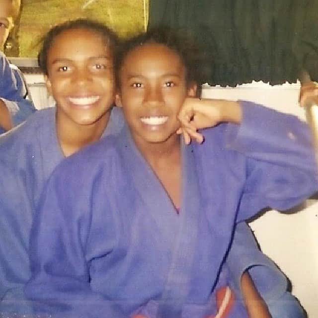 エリカ・ミランダのインスタグラム：「Feliz aniversário amiga!🎉🎊🍾 Que Deus te abençoe e te ilumine sempre🍀🙏🏾 Desde sempre juntas e sorrindo em TODOS os momentos 😂 Te amo ❤️」