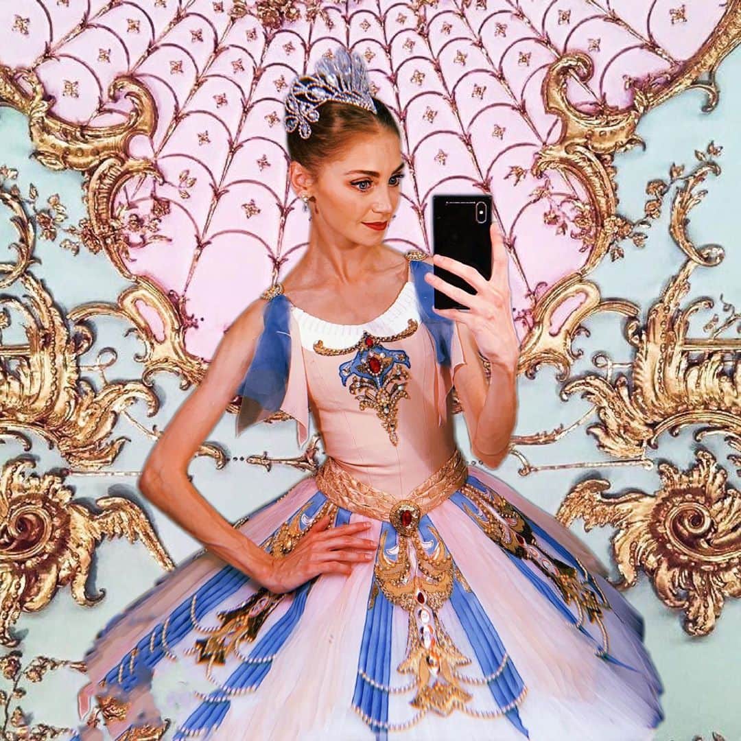 ダリア・イオノワのインスタグラム：「через моря и океаны, фотошопные туманы 😝 //  handmade diadema by @koronkionki 👑 _______________________________________  #spb #saintpetersburg #mariinsky #mariinskytheatre #mariinskyballet #mariinskydancer #vaganovastudents #ballet」