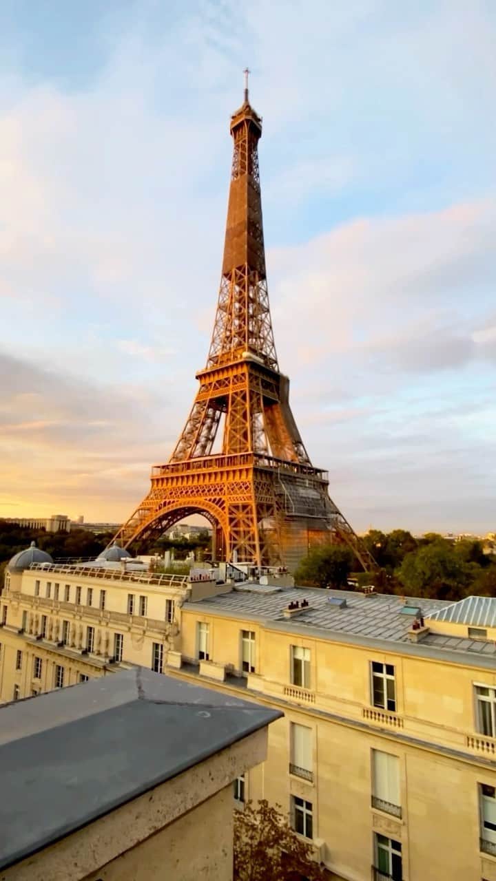 NICOLAS SIMOESのインスタグラム：「Tag someone you wanna spend this moment with... 🧡」