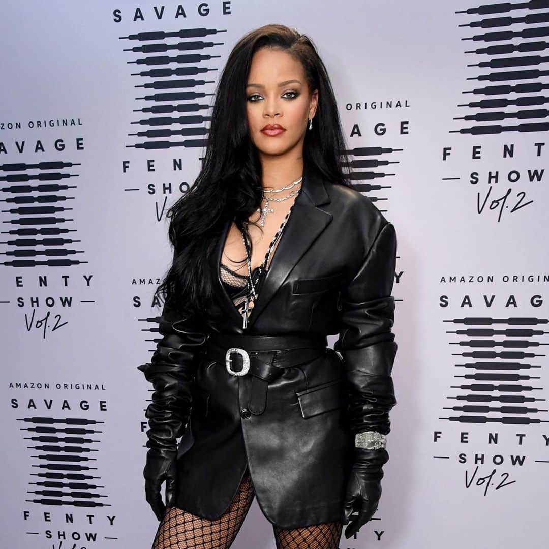 ELLE Magazineさんのインスタグラム写真 - (ELLE MagazineInstagram)「Some good news for the timeline: #Rihanna! @badgalriri made a rare appearance last night for her Savage x Fenty Show Vol. 2 and did not disappoint. 🔥 Click the link in bio for how you can watch the show with appearances from @normani, @indyamoore, @bellahadid, and more.」10月2日 2時14分 - elleusa