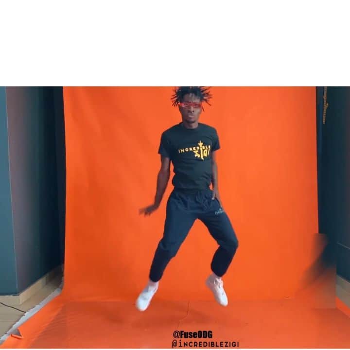 Fuse ODGのインスタグラム：「Who's got this routine yet? 🎶🕺🏿🤣  I want to see u try this with your family and gang...Tag me and @incrediblezigi and let's geddittttttt..I'll repost 👊🏿 raa raa raahh 💥  Make it creative...and celebratory coz it's the... #CelebrationDanceChallenge  #WinningDanceChallenge  From spiritual to physical vibes..let's goooo  #Winning OUT NOW  @itztiffanymusic」