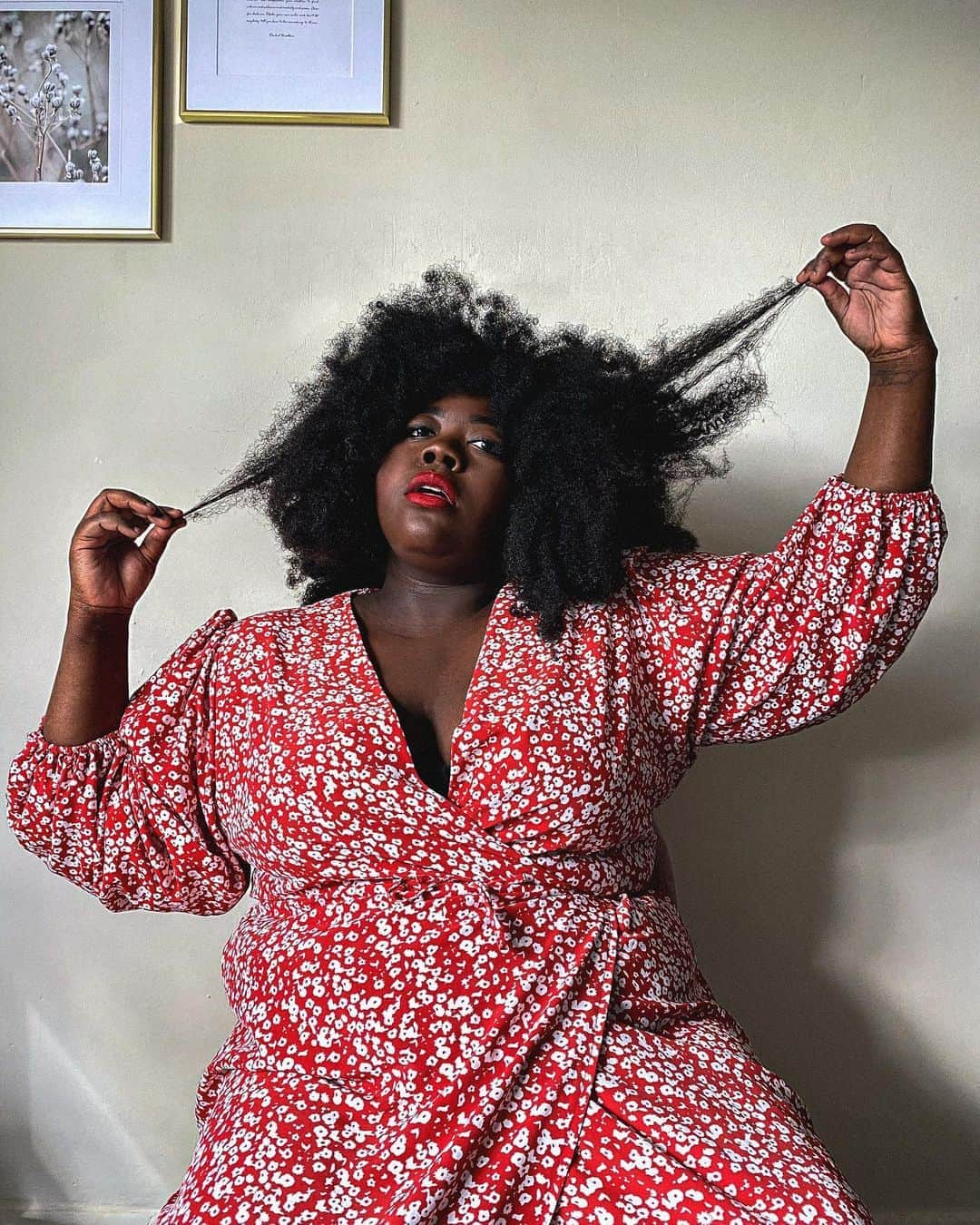 Instagramさんのインスタグラム写真 - (InstagramInstagram)「“One of the things I love most about fashion is using it to announce that I’m here and I’m confident and I want to take up space and be unapologetic.” 🙌⁣ ⁣ Author, plus-size style blogger and freelance journalist Stephanie Yeboah (@stephanieyeboah) is serving looks and dropping truths about the power of Black joy — right now on our IGTV and story.⁣ ⁣ #ShareBlackStories 🖤⁣ ⁣ Photo of @stephanieyeboah by @danascruggs」10月2日 2時17分 - instagram