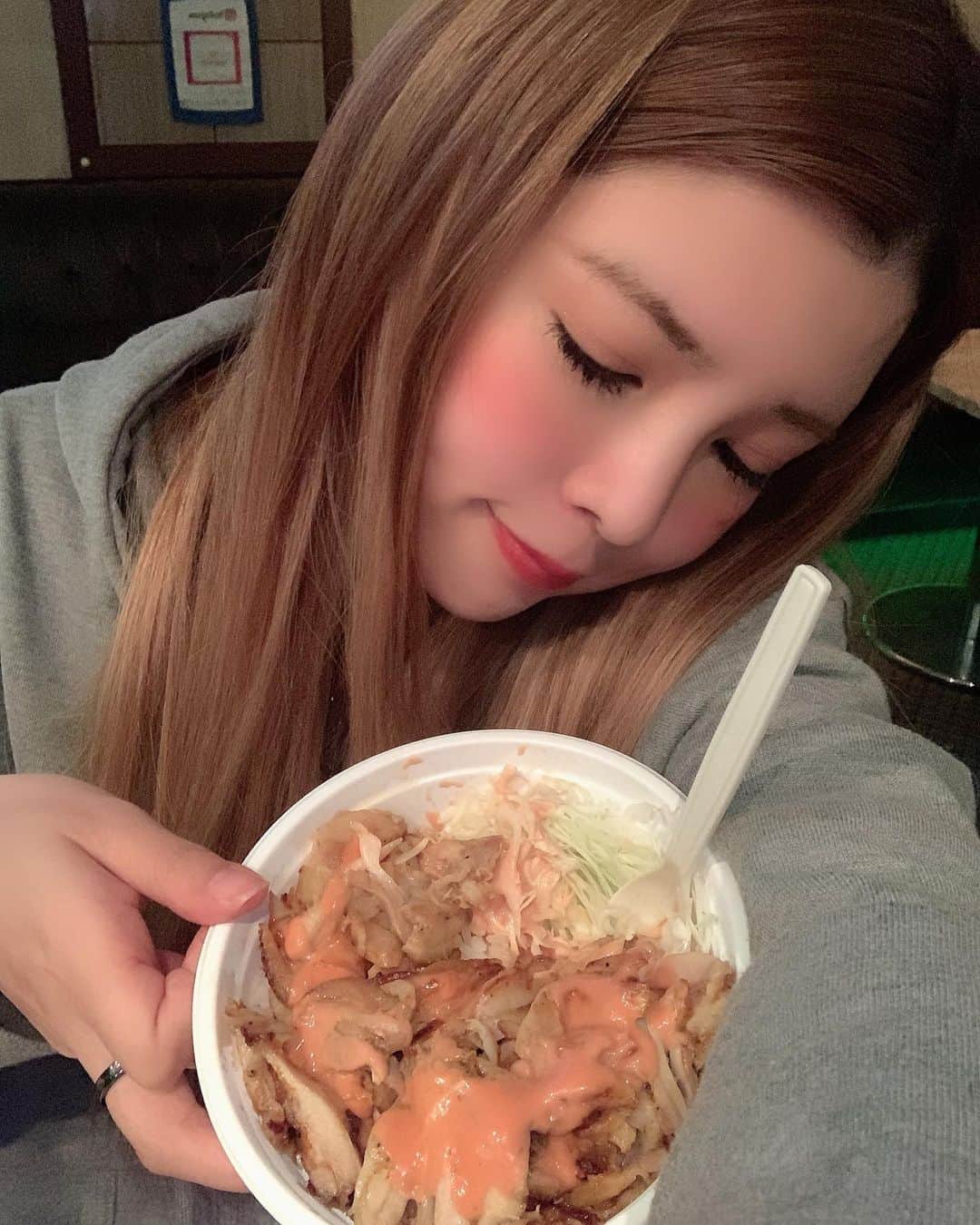 坂口杏里のインスタグラム：「坂口朝までひまだから ケバブ買ってきた♥️ おいしい♥️  歌舞伎町2-14-8 メトロプラザ2ビル 3F SEA 03 6233 8484  お待ちしてます♥️」