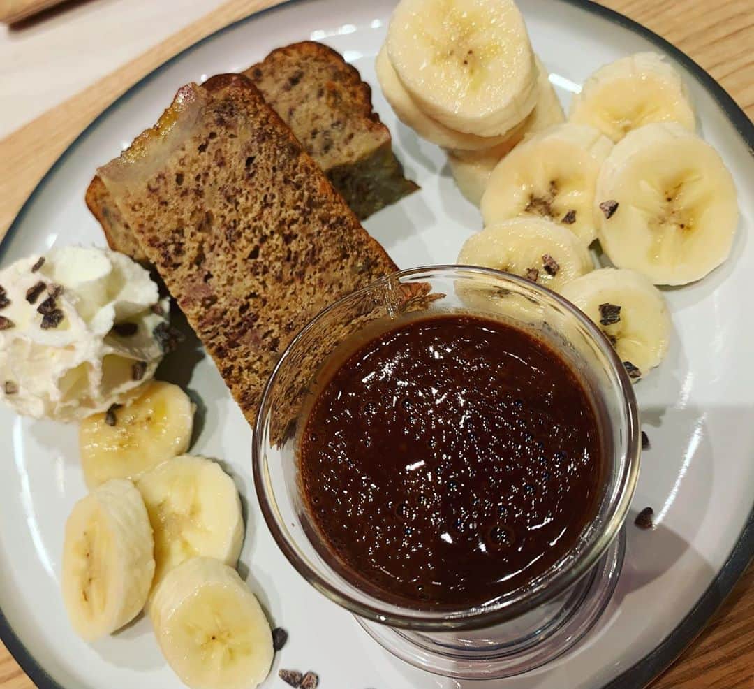 のインスタグラム：「ららぽーと東郷に入ってる ホテルチョコレート🍫🏨  イートインでバナナパウンドとシーザーサラダ🧸  お土産にたくさんの中から二つ選んだよ🤩  チョコレート好きにはおススメ💖  ２回目だったけどもう空いてるからスイスイだよー💖  #コンセプトカフェ#カフェ#コンカフェ#メイドカフェ#可愛い#プティパルフェ#萌え#住吉#可愛い#キャバクラ#アールズカフェ#錦#メイド服#メイド#名古屋#YouTube#イチナナ#17#ららぽーと#東郷#スイーツ」