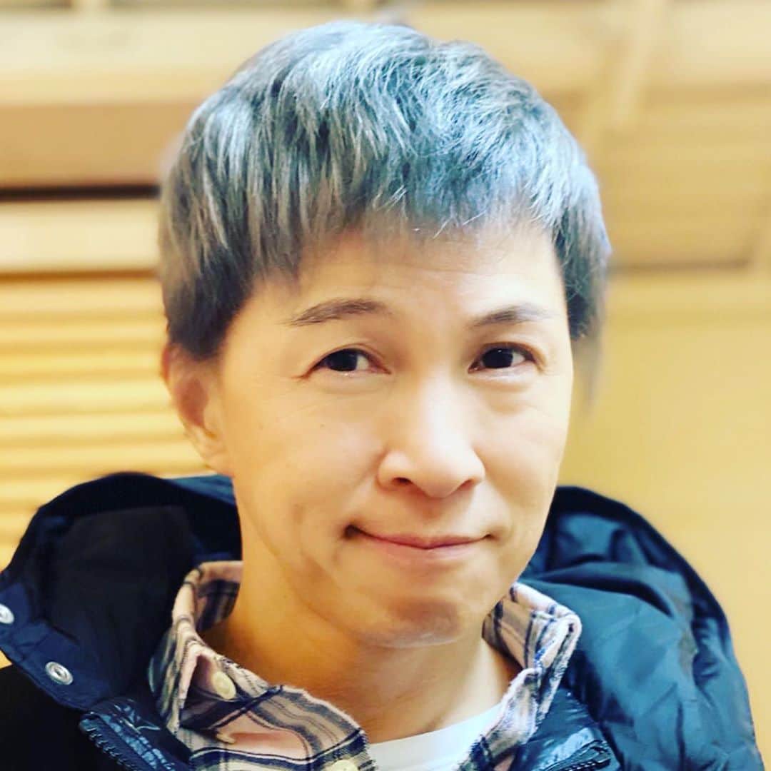 アキ（荒木良明）のインスタグラム：「スッキリ✂︎いい色✨✨ ありがとう🤗  ルミネ劇場に足を運んでくださった皆さんありがとうございました‼︎劇場はもちろん細心の注意をはらってくれて、そこに一人一人のお客さんが気をつけて観に来てくれてのほぼ満席状態。感動✨✨こうやって乗り越えていくんやなー。リモートとか無観客とか一席空けてとか、いろいろ思い出す。 引き続き、心配もあるけど気をつけていこう‼︎ありがとうございます‼︎  いつも仮装のような、もう仮じゃないような。 ハッピーハロウィン🎃👻🧟‍♂️」