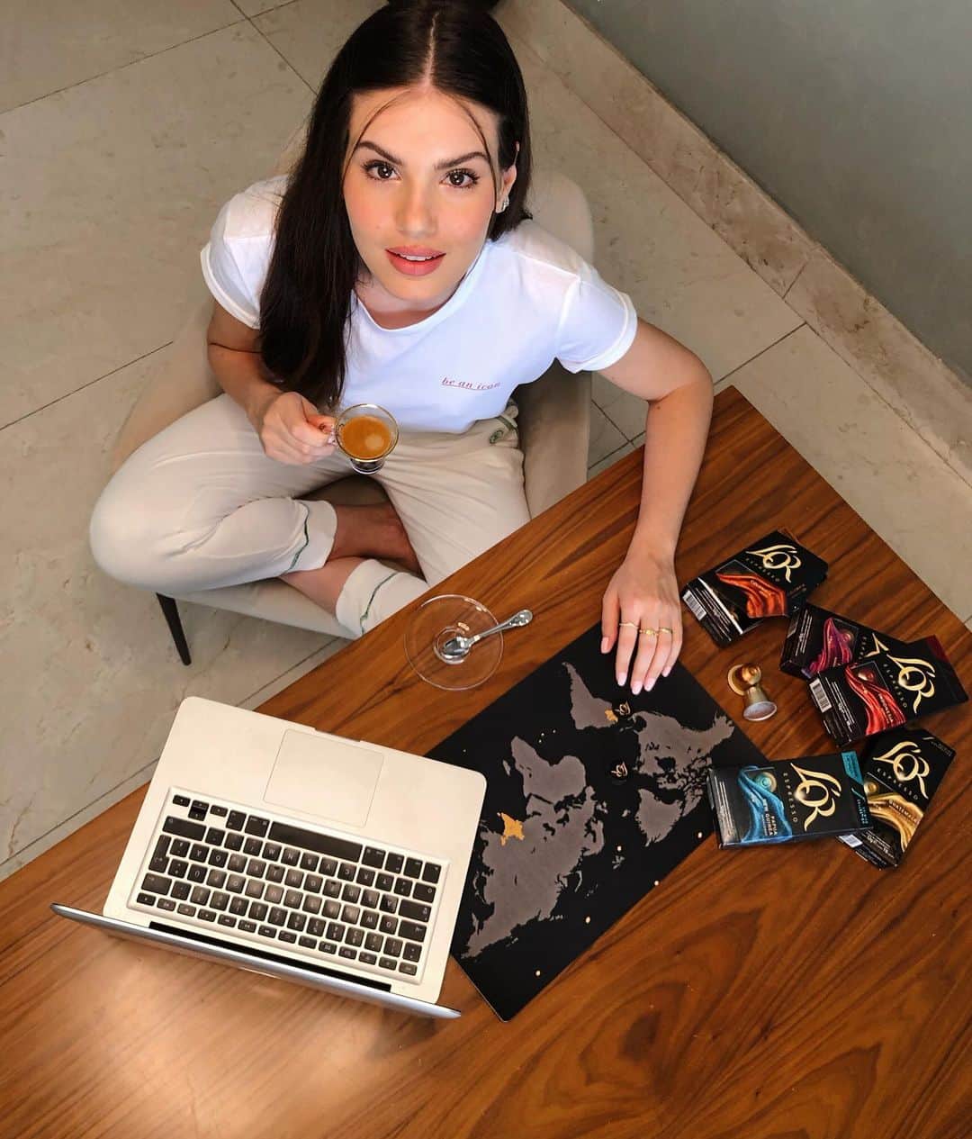 Camila Queirozのインスタグラム：「Fim de tarde chuvoso aqui no Rio e nada melhor do que um cafezinho para dar aquela sensação de aconchego e ânimo para continuar focada na minha aula 🤓 Eu adoro esse momento. Aproveitei também para conhecer a linha Origens de @lorespressobrasil que tem 5 sabores de 5 países diferentes  com aromas e intensidades que irão permitir uma viagem pela sua memória. O meu favorito já é o Colômbia e o Papua Nova Guiné. Pra você qual é o melhor momento do seu dia para um cafezinho? ☕️ 🌧  Ah, nos stories coloquei o cupom de desconto, hein?  #ExperienciaLOR  #ad」