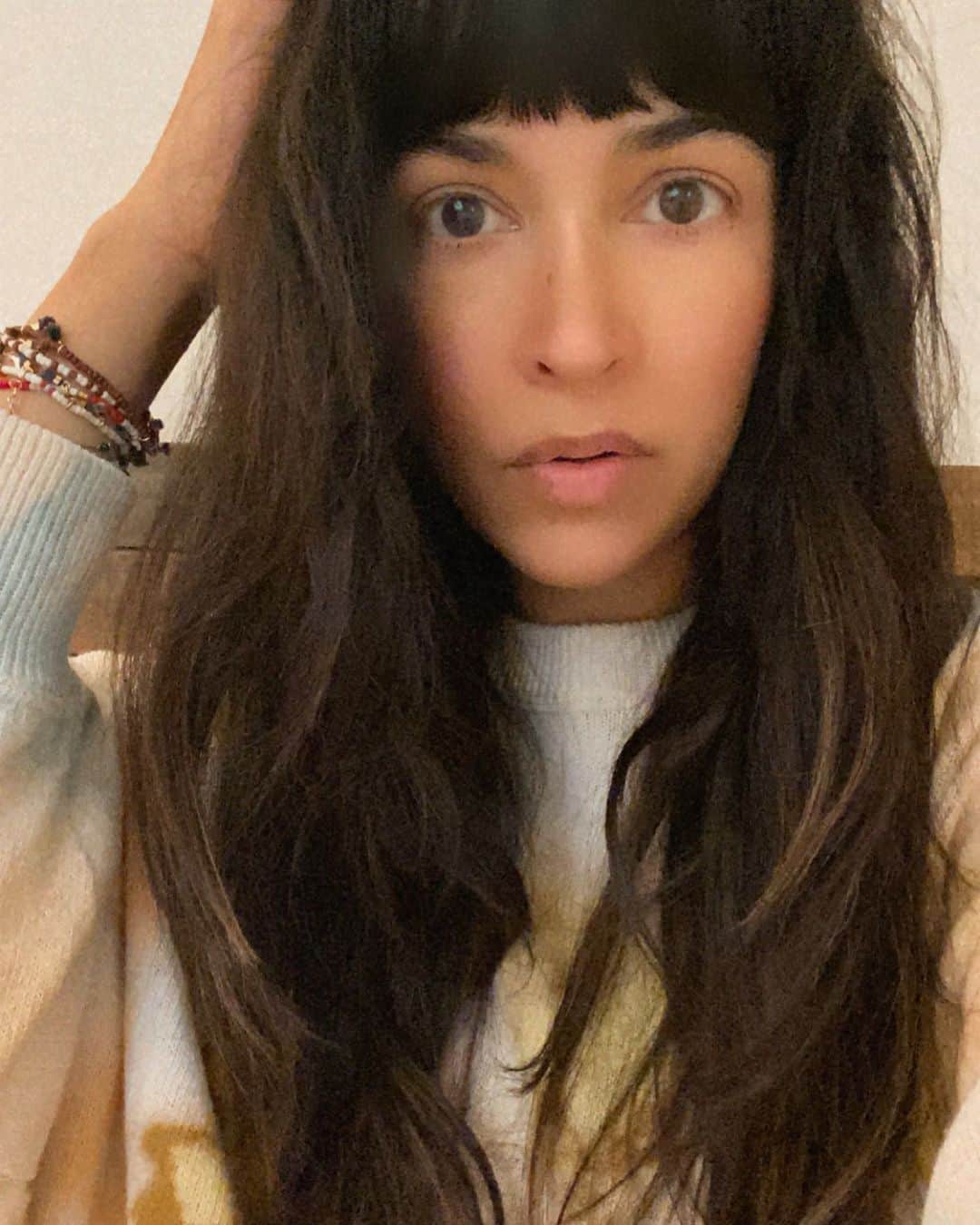 ハンナ・シモンのインスタグラム：「Welp I saw @christine_lifeandcolour in a very casual non work setting and completely inappropriately without an ounce of shame I begged her to save me from my hair which was down to my waist and my bangs had turned into a full Sia wig and I wept until she took pity and every time she seemed to slow down I was like KEEP CUTTING and then ramadamadingdong we got a micro bang and a full on shag and I am in heaven and can literally see my face and yes this is a post about my hair in the midst of global chaos but let me have this moment of frivolity THANKYOUANDGOODNIGHT 💇🏽‍♀️🙏🏽」