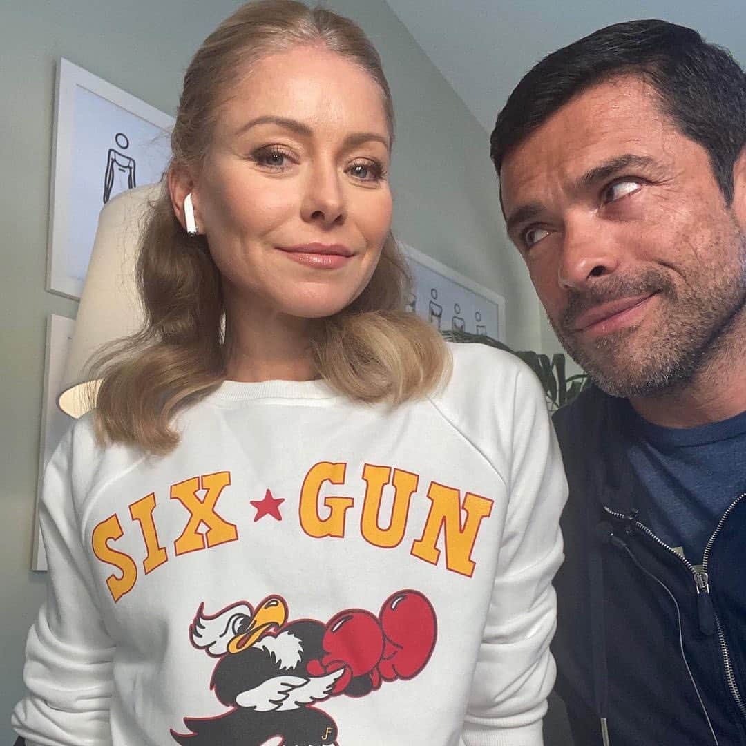 E! Onlineさんのインスタグラム写真 - (E! OnlineInstagram)「So uh, Kelly Ripa accidentally put Mark Consuelos' bulge on Instagram. 😂 Her very humble response to said "accident" (and the photo in question) is at the link in our bio. (📷: kellyripa)」10月31日 5時45分 - enews