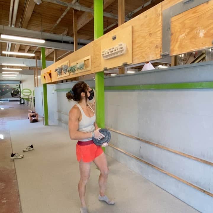 アレックス・パッチシオのインスタグラム：「Challenging myself... Not too sure if it was the best time to challenge ourselves after a 2 hour bouldering session and then 45 min of campusing?!! 😝 😂  . First video:   - 1 arm pull up with 10lbs on 20mm edge. Needs some work!!!   . 2nd video:   - 1 arm pull up with 5lbs on 10mm edge. I actually did this one first and then tried the 10 lbs one.  . Will try these fresh sometime!!! 😁💪🏻 . @scarpana @organicclimbing @evn_cbd @frictionlabs」