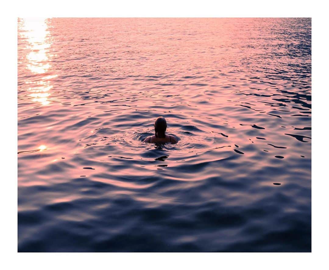 Cory Staudacherのインスタグラム：「sunset swim」