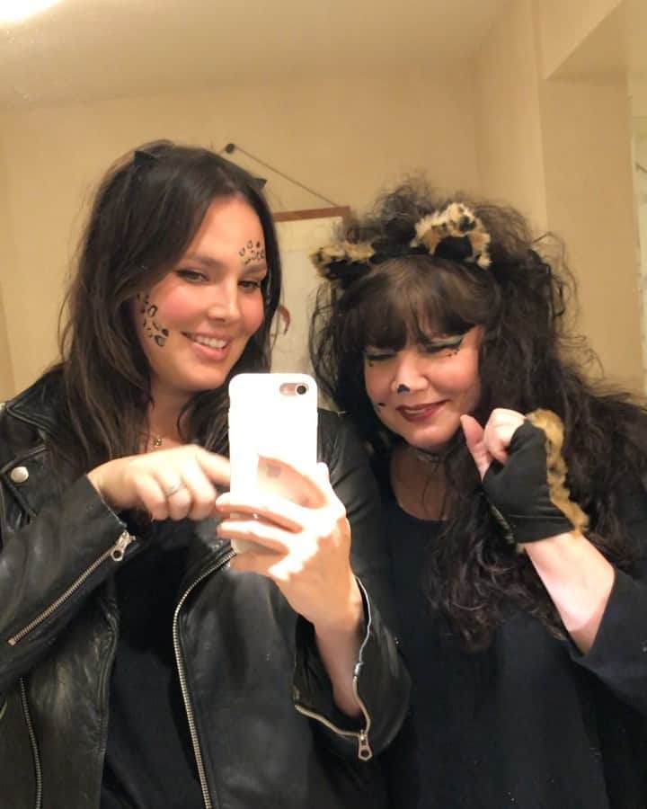 キャンディス・ハフィーンのインスタグラム：「Pretty sure this wild lady would request we dress like this even if her bday didn’t happen to be the day before Halloween. 😉 Happy Birthday @holleyhuffine, you sure are the cats meow, a fierce mama lioness and all those other metaphors that declare you’re the pride of our kingdom! 😉 RAWR!」