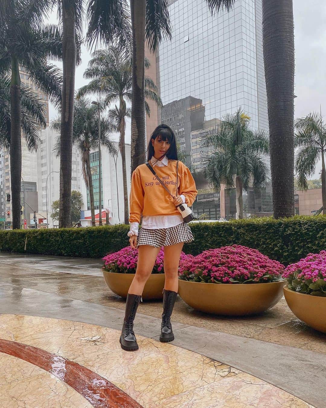 Gabriela Salesのインスタグラム：「Ela faz o look do dian delah kkk. Esfriou hoje por aqui, que saudades que eu tava de um friozinho ❤️」