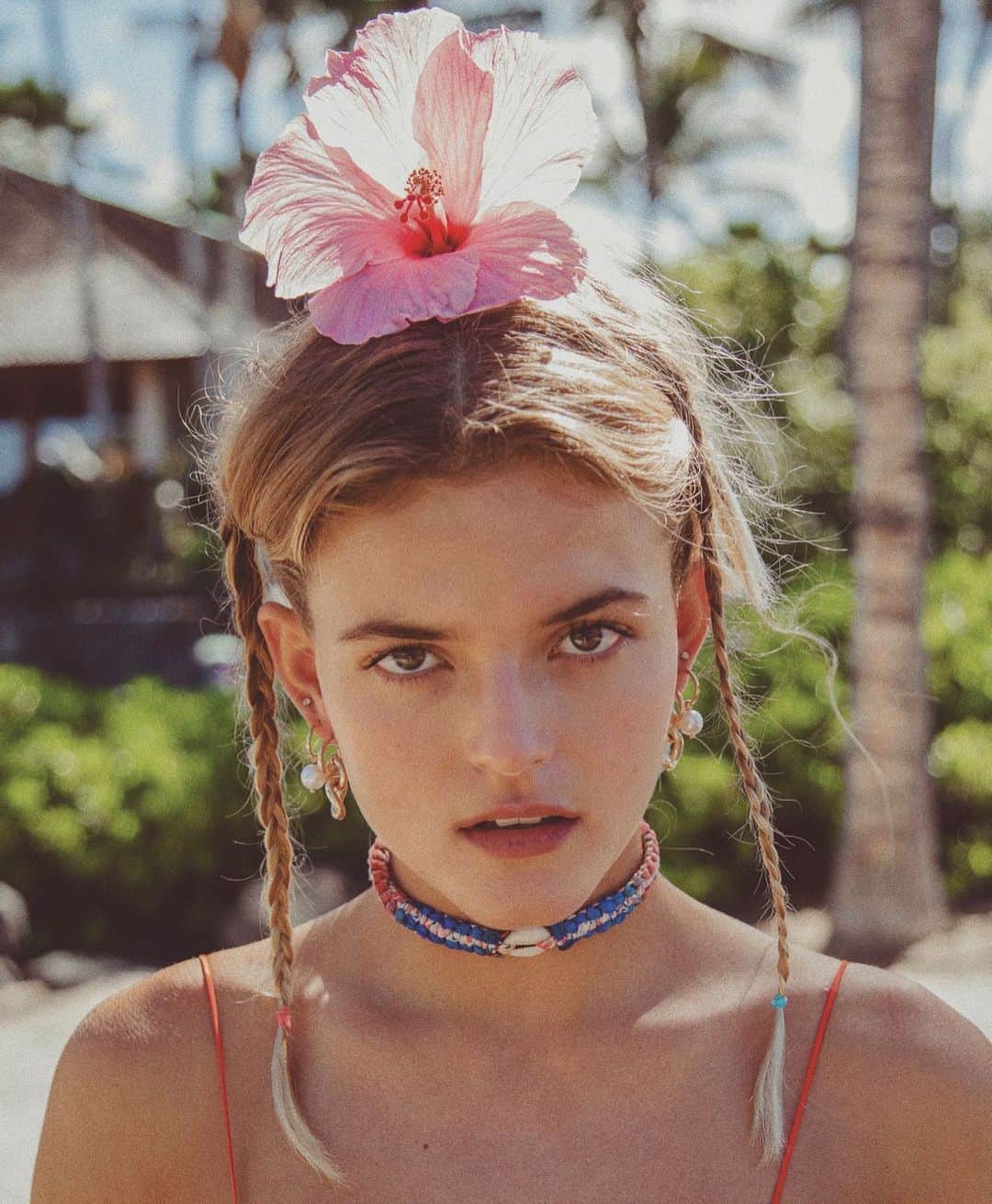 ダニジョーのインスタグラム：「Flower child 🌸 @palomafield in the Tinka Choker, Gayl, Kaia earrings, and Tangerine Ruched Dress shot by @katiewinkhi 🐚」
