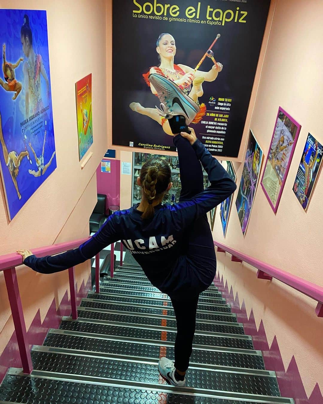 のインスタグラム：「No importa equivocarse, importa el camino que elijas aunque a veces tengas que dar más rodeos. Deporte=Educación+Valores // Gimnasia=Pasión+Disciplina  En tiempos difíciles, seguimos aportando de nuestra parte. #gimnasiaritmica #rythmicgymnastics #clubritmo #ucam #sport #woman」