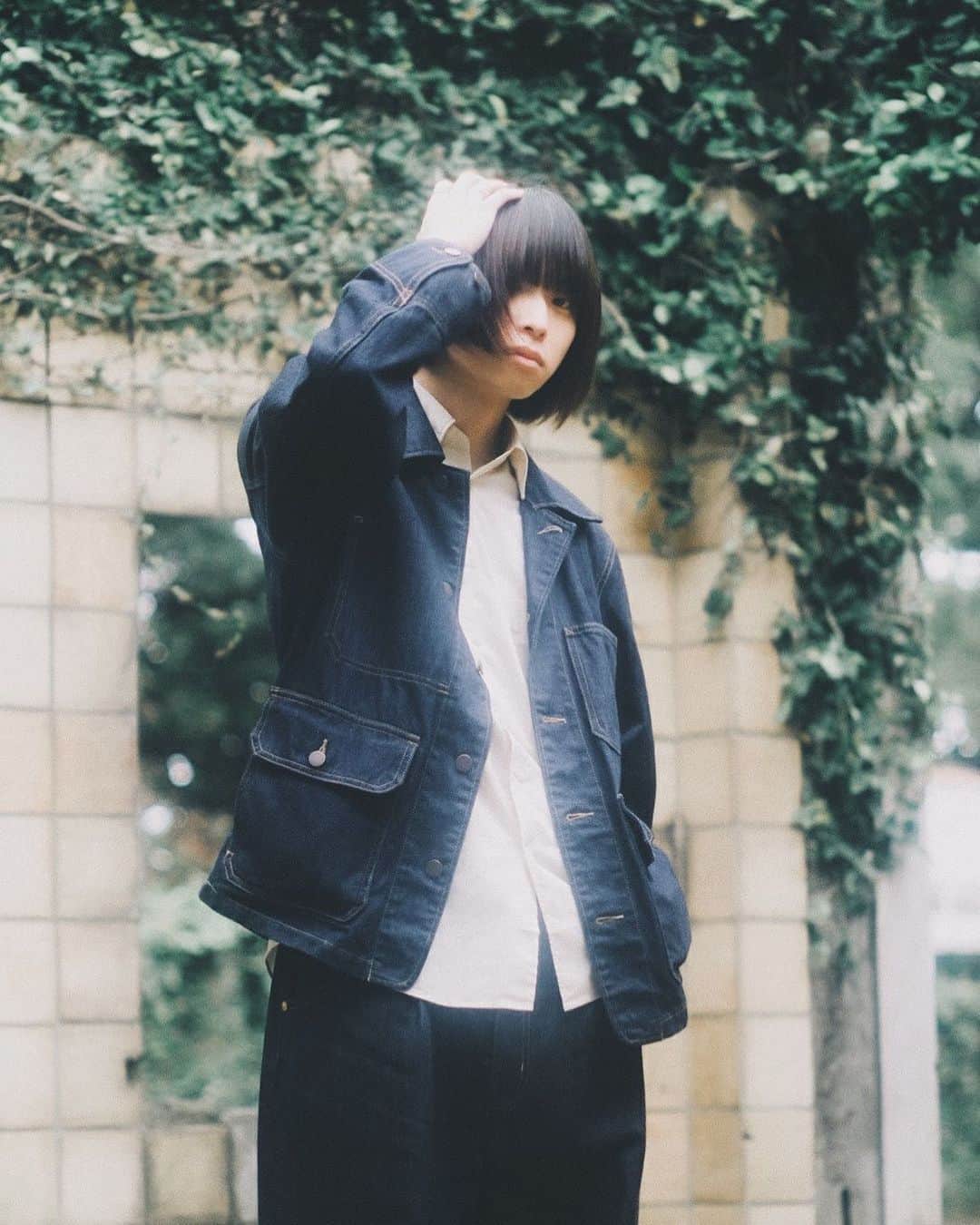 キクチユウジのインスタグラム：「photo:313_film . . . . #キクチユウジ #ユニクロ #uniqlo #プチプラ #プチプラコーデ #ユニクロコーデ #ユニクロ購入品 #ユニクロユー #uniqlou #シンプルコーデ #デニムワークジャケット #デニム #denim #デニムコーデ #秋 #新作 #秋コーデ #春コーデメンズ #秋コーデメンズ #メンズメイク #透明感 クおすすめ #サロンモデル #被写体モデル #メンズマッシュ #メンズマッシュショート #マッシュショート #ボブ  #マッシュボブ #アッシュカラー #透明感」