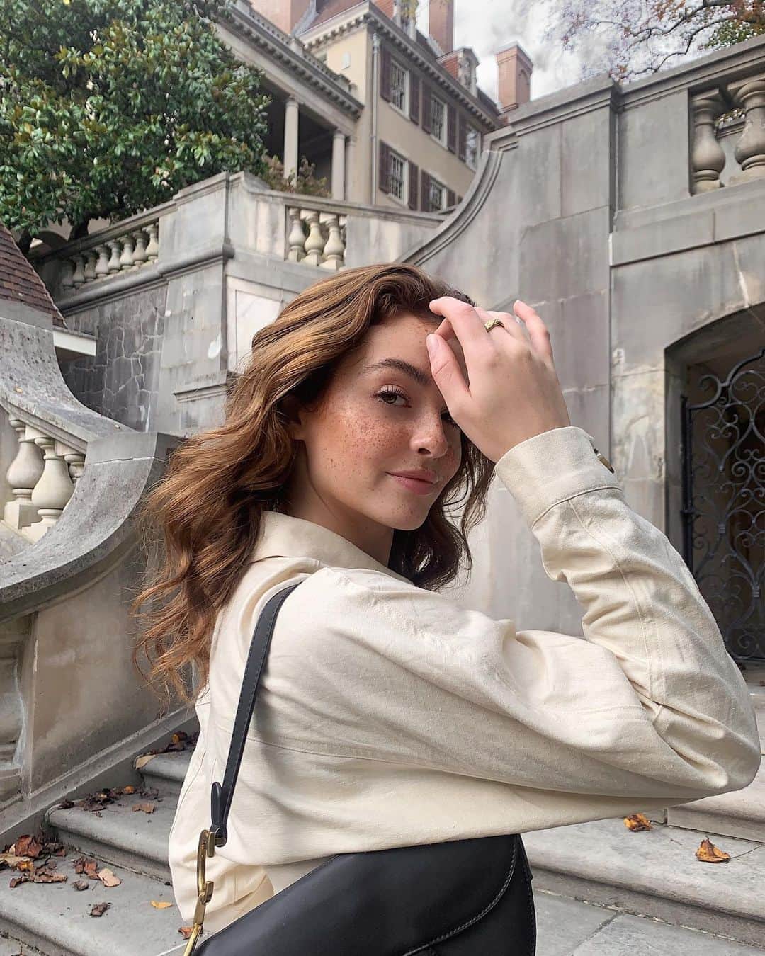 Kelsey Simoneのインスタグラム：「Identity, it’s something everyone works at finding. I used to tell everyone that was one of the reasons I love fashion so much, because it helped me find my identity. I soon found myself struggling more as my style changed constantly and it never being very reliable. Then I discovered the true identity I’m given, a child of the one true King. I find confidence and security in the promises that God has given to me, and the gifts He has blessed me with. Now instead, I use fashion as my output for who I now know I am! I know who I am because I know who’s I am. So now, no matter how my style changes, what trends come in, or what runway show inspires me most.. I have a strong identity of the woman I am and can be truly confident in myself!」