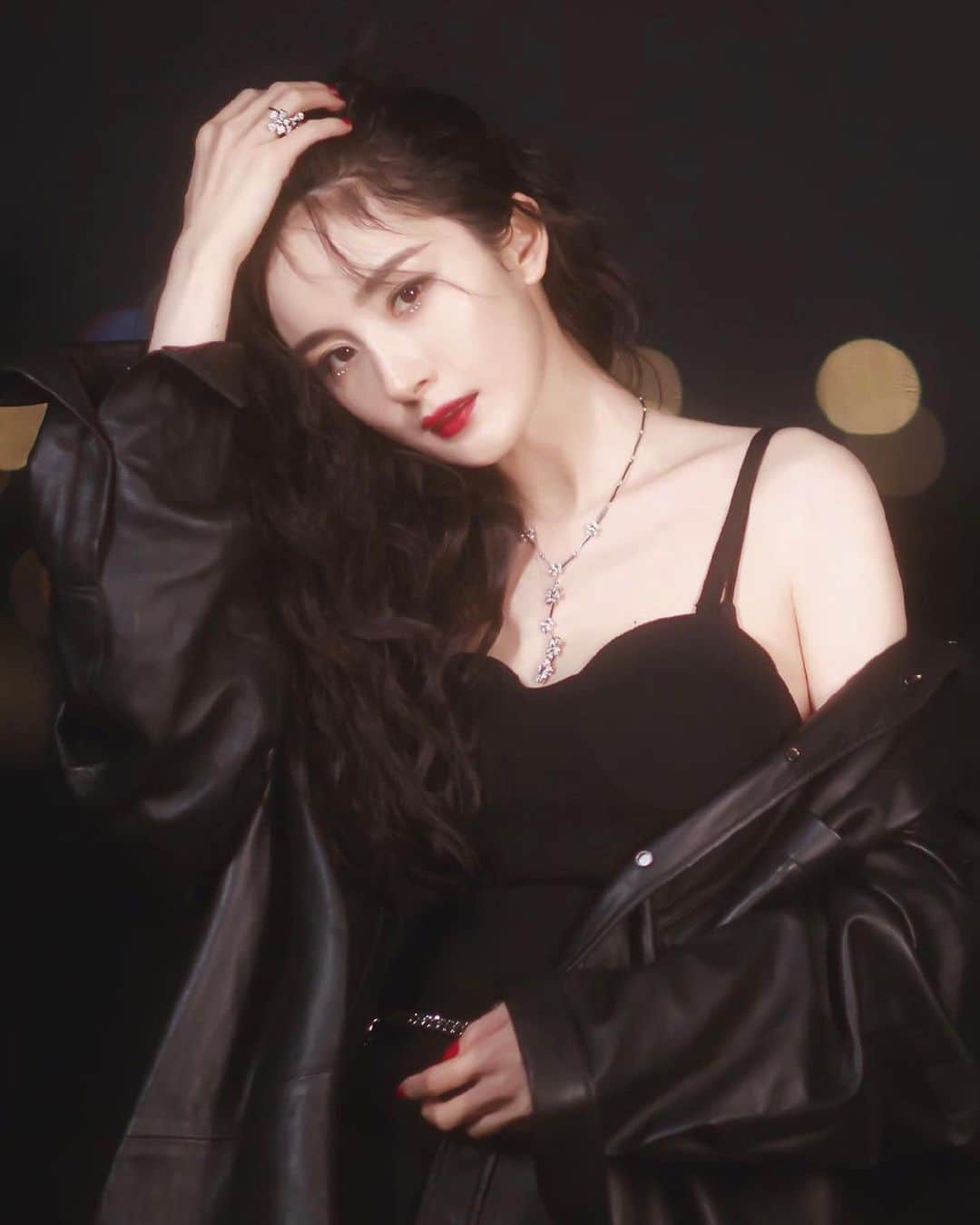 ヤン・ミー（Yang Mi）のインスタグラム：「港风大幂幂//生活在海外喜欢戴耳环的小仙女们 可以点击我主页上的网站链接看一下💗// #大幂幂 #杨幂 #黑长直 #楊冪 #大冪冪」