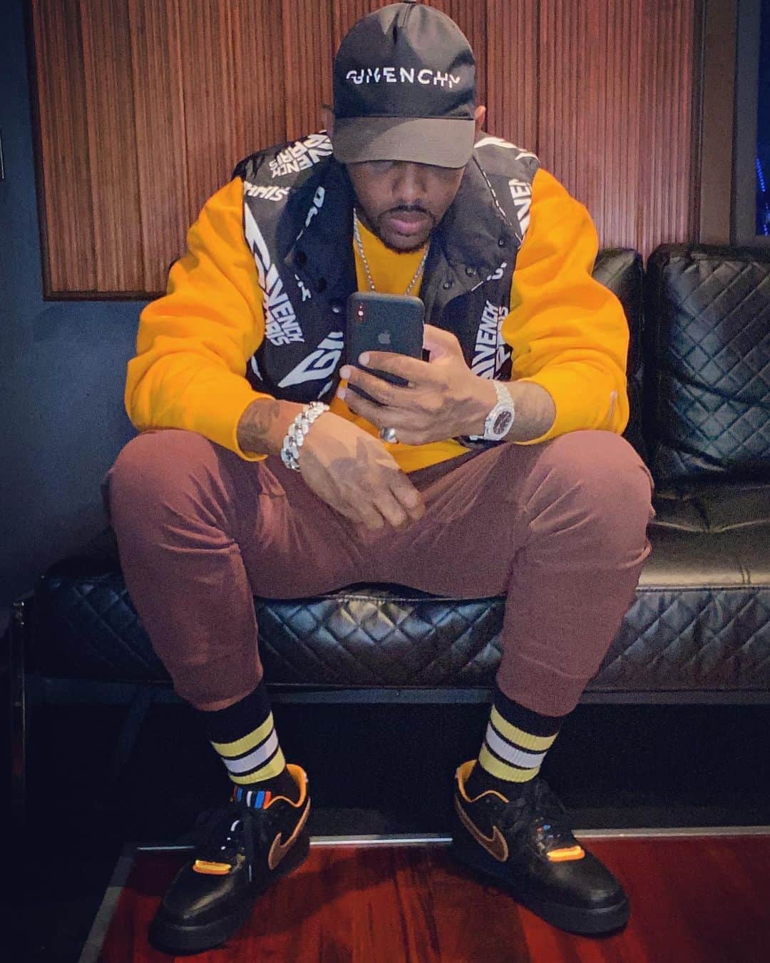 ファボラスのインスタグラム：「It be the audacity for me... 📱🤨」