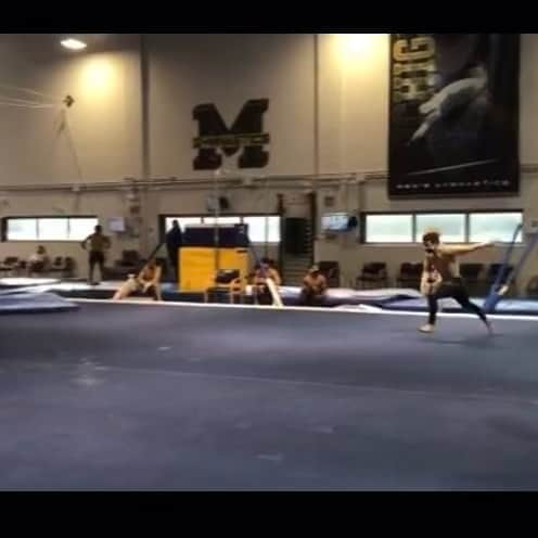 のインスタグラム：「SWEET!!! 🎃 Back 3.5 punch rudi from 〽️ichigan’s @paul.juda 😷 Keeping it safe while working hard in Ann Arbor!  - - #gymnastics #gymnasticsvideos #gymnasticshighlights #artisticgymnastics #floor  #vault #parallelbars #pbars #horizontalbar #highbar #balancebeam #unevenbars #tumble #stick #flip #trampoline #handstand #strength #flexibility #balance #fitness #usagymnastics #muscle #mag #trampoline #gymnast #gymvids #athlete #gimnasia」