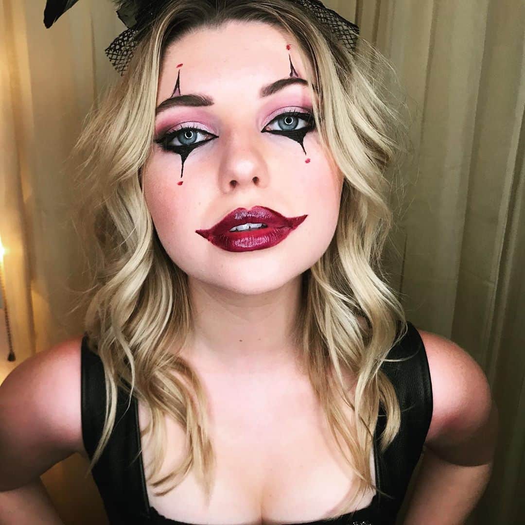 サミー・ハンラティのインスタグラム：「Boo 👻 HAPPY HALLOWEEN EVE🖤 what are you going to be?? . .  #halloween #halloweeneve #clownmakeup」