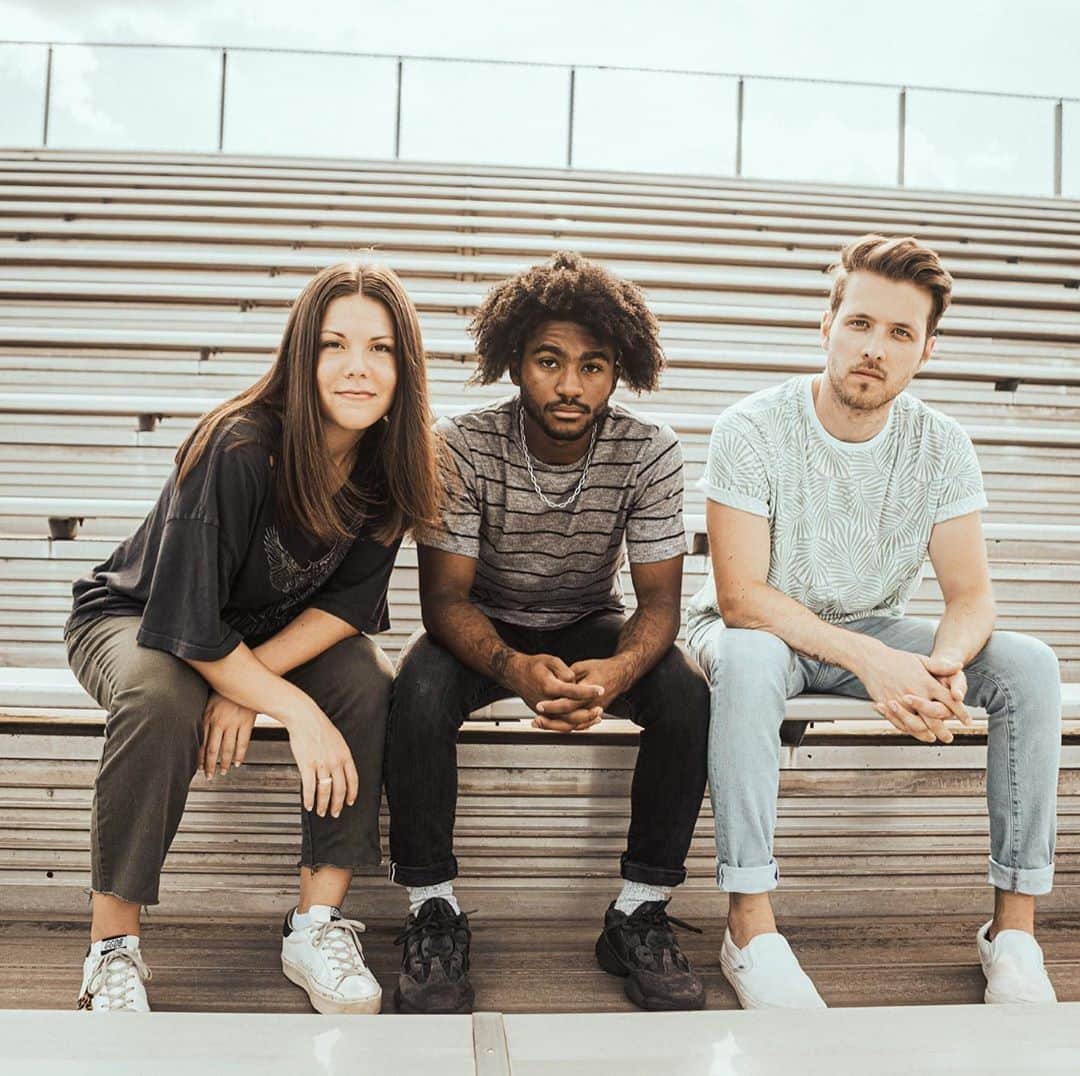 コリー・ロバートソンのインスタグラム：「So proud and excited for @legitsadierob @kayleaholdthemayo @caziahfranklin @brantleypollock9 They have just released their first song for @lo.worship and it’s exactly the words we need to hear, shout, whisper...sing right now  “I’ll keep my eyes,  fixed on you,  because I know what you say is always true.  Your word is my vision when I cannot see,  your voice is the compass  that’s guiding me.”   Nothing better than young people reminding us to fix our eyes on Jesus! So proud of all of you and thankful for your light. Keep em coming!   Go get it, download it, play it full blast in your car, home, headphones...iTunes, Apple Music, Spotify, YouTube...can’t wait to hear what you think!!」